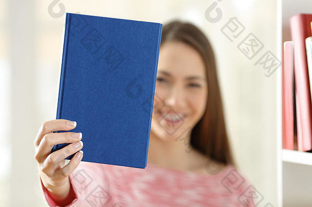 快乐的女人在家里展示一本书的空白封面