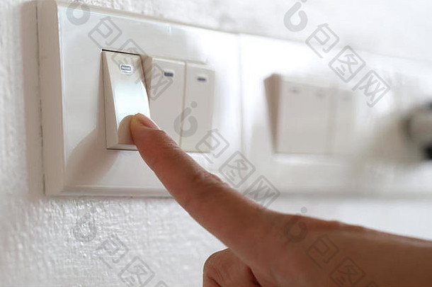 手指是关在家里的电灯开关，这是一个<strong>节能减排</strong>的概念。