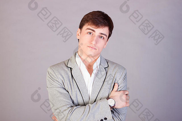 这位年轻人，一位商人，夹克和衬衫时尚风格，青年方向，概念理念，商人灰色背景
