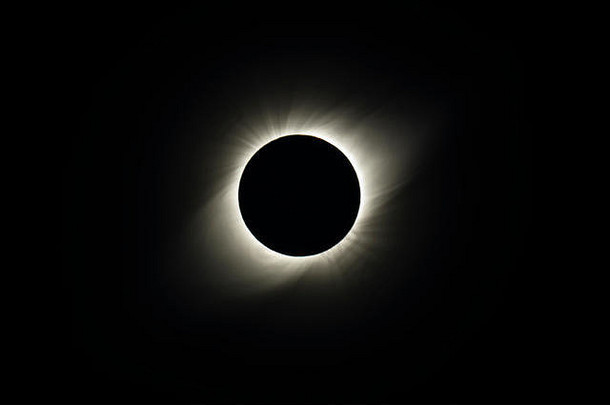 日全食期间的日冕大气层，日全食期间被月球覆盖的太阳的惊人景象
