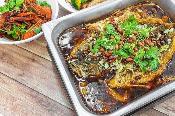 四川红油烤鱼。正宗的中国川渝菜摆在桌上。