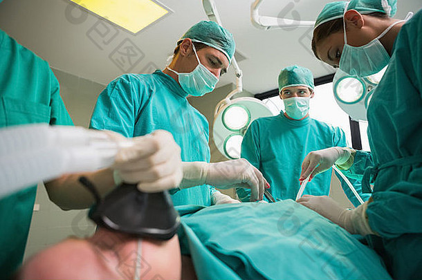 高视图外科手术团队操作