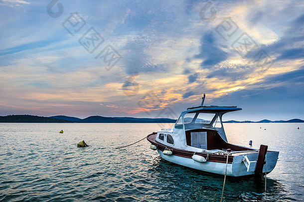 日落克罗地亚海岸不错的视图费雪船
