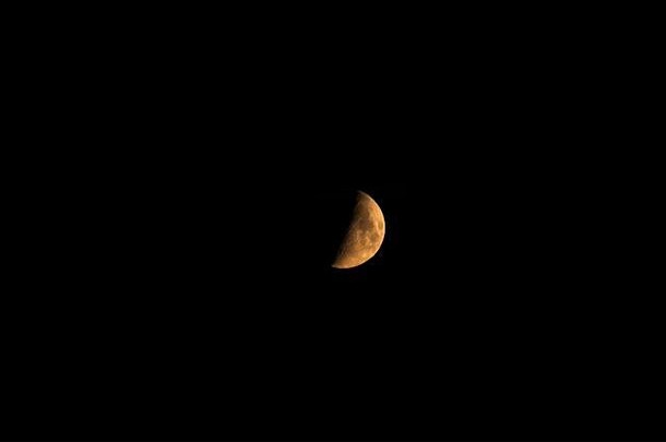 半个巨大<strong>的红色月亮的</strong>夜景