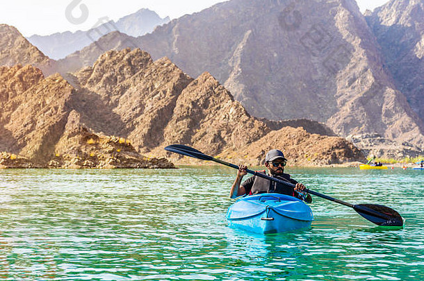 净化皮划艇年轻的男人。皮划艇净化大坝美丽的的地方水冒险活动著名的旅游吸引力迪拜