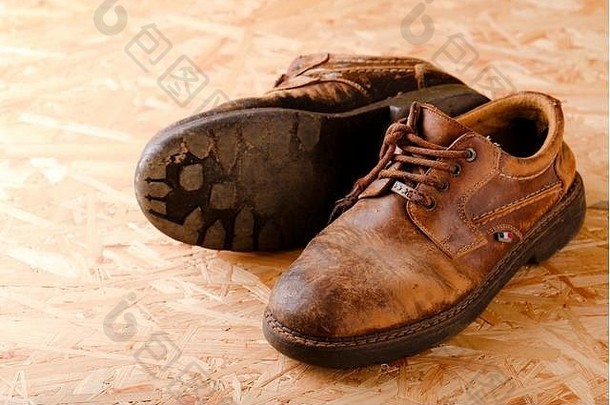 水平照片穿棕色（的）皮革鞋子损坏的鞋带一对靴子木osb董事会引导