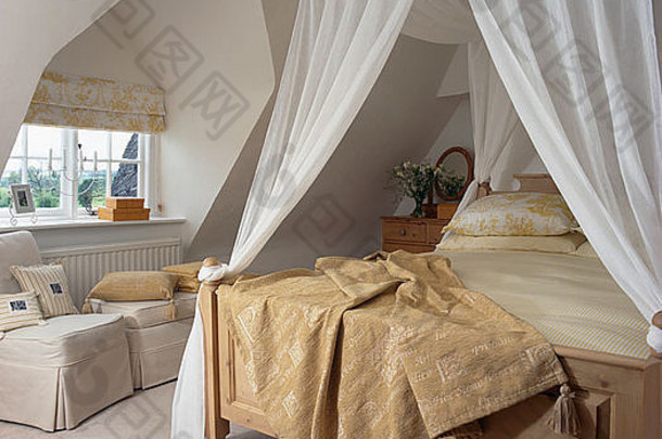 米色雪尼尔吊床，白色窗帘，奶油色阁楼卧室，带天窗