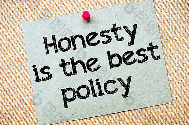 诚实是最好的政策信息。钉在软木板上的再生纸条。概念形象