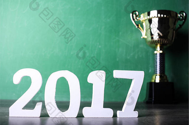绿色石灰板背景和2017年文本的获奖奖杯