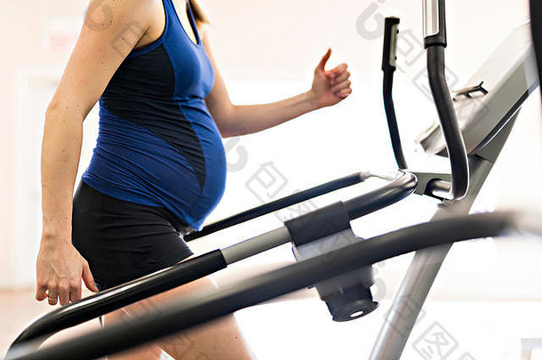 怀孕了女人练习健身房