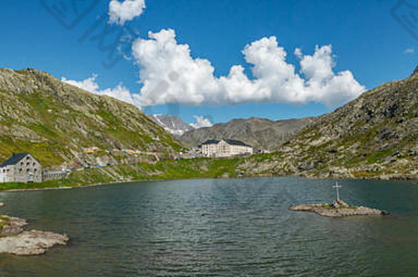 阿尔卑斯山的圣伯纳德山口，圣伯纳德湖