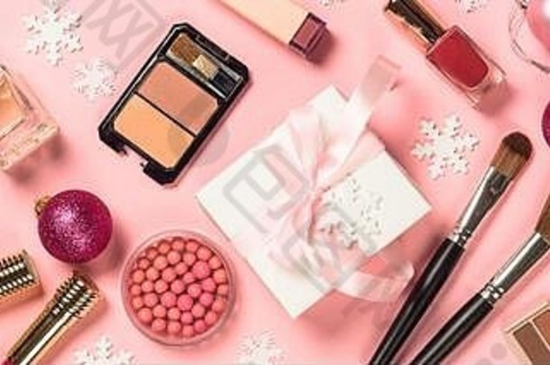专业化妆品，粉色圣诞装饰。