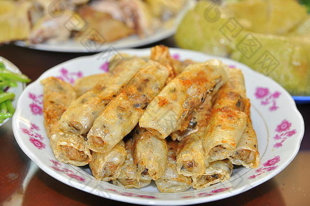 一个传统的<strong>年终</strong>派对，每个越南家庭都有鸡肉、春卷和米饭