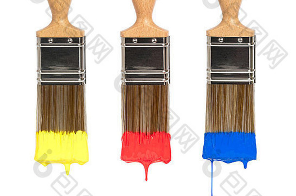三个装饰师用不同颜色的油漆刷子，黄色、红色和蓝色
