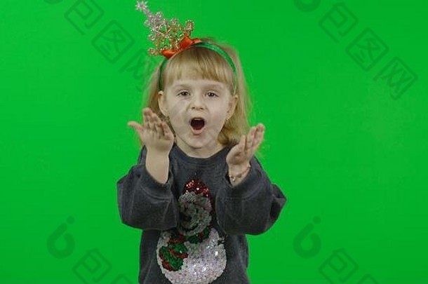 快乐美丽的婴儿女孩毛衣雪人圣诞节概念吹虚构的雪花积极的漂亮的年孩子使脸微笑浓度关键