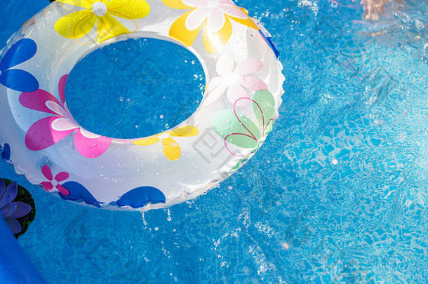 充气游泳圆开放空气池夏天一天