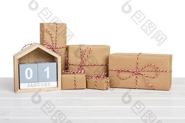 礼物盒子包装回收纸丝带弓日历1月木表格孤立的