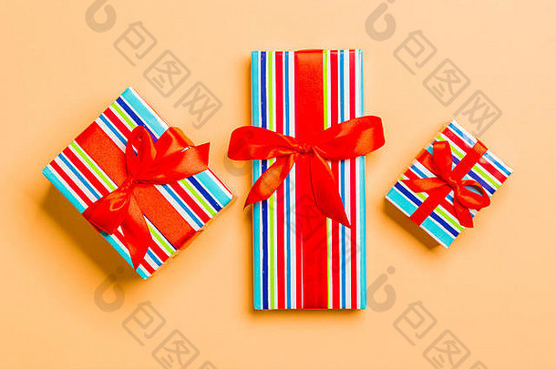 包装圣诞节假期手工制作的现在纸红色的丝带橙色背景现在盒子装饰礼物彩色的表格