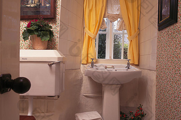 九十年代浴室台盆上方窗户上的黄色窗帘