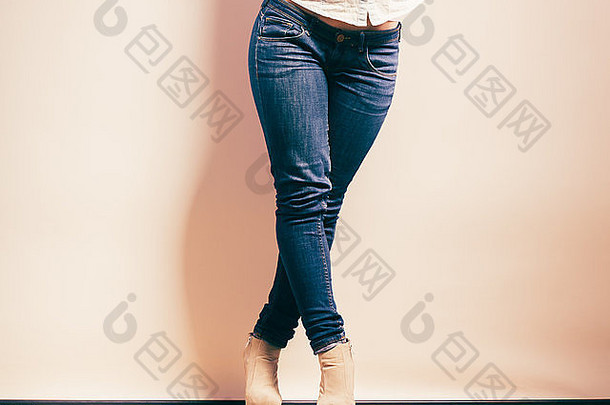 时尚女人腿牛仔布裤子平台高高跟鞋鞋子休闲风格工作室拍摄过滤后的照片