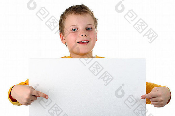 小男孩拿着白色隔离的空白聚苯乙烯广告牌