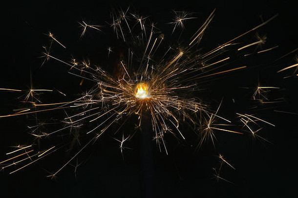 火花灯在黑暗中点燃以庆祝11月5日或篝火之夜，盖伊·福克斯也用于庆祝7月4日和其他节假日