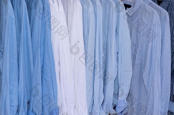 背景衬衫蓝色的白色挂悬挂器