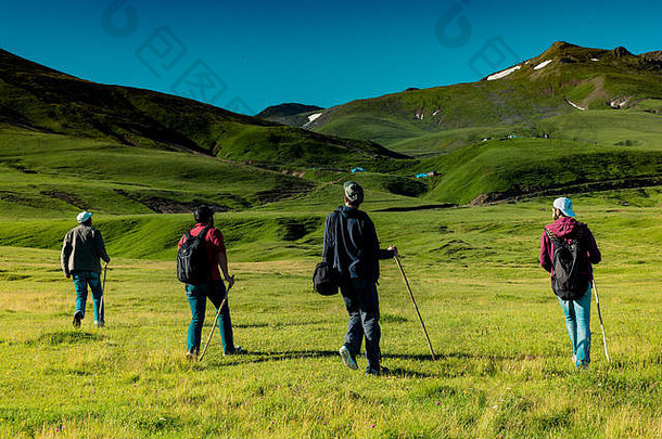 背着背包和登山杖在土耳其高地行走的徒步旅行者