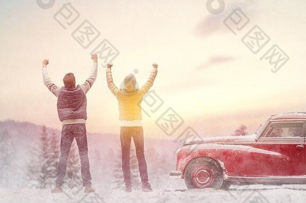 冒险!快乐爱的夫妇放松享受路旅行年轻的女人男人。古董车雪冬天自然背景克里斯玛