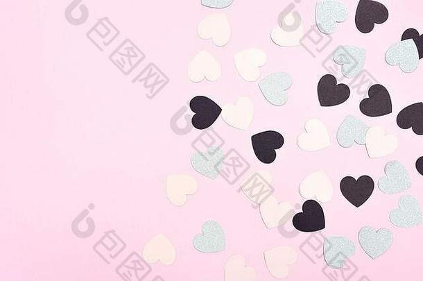 可用于情人节、母亲节、生日。粉色、黑色和银色纸心形图案，背景为粉色，文字位置为红色。