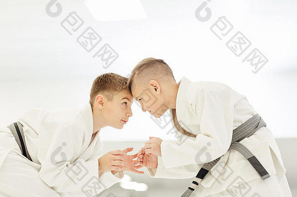 两名身穿和服的年轻空手道运动员在空手道训练中互相搏斗