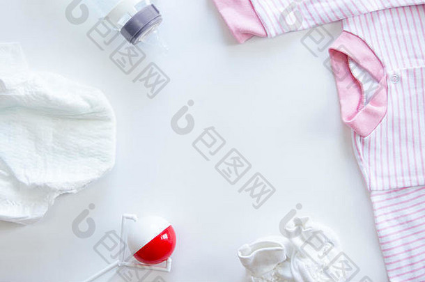 桌上的婴儿用品套装：尿布、豆袋、奶瓶、套装