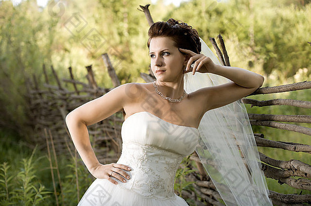 横向<strong>婚礼</strong>肖像美丽的未婚妻穿着白色婚纱，戴着婚纱，自然