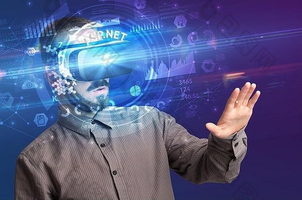 商人通过ASP观看虚拟现实眼镜。网络题词，创新科技理念