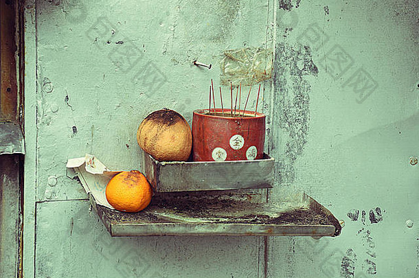 <strong>香港</strong>太古渔村老房子外面的旧香棒和腐烂的橘子
