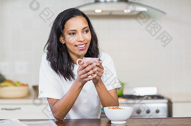 微笑女人早餐厨房