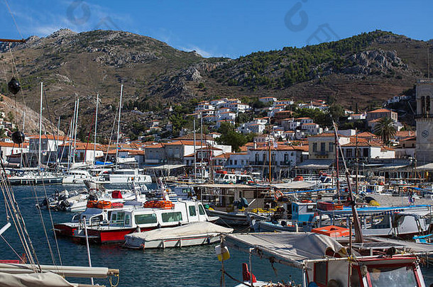 希腊爱琴海海德拉岛上的游艇码头。