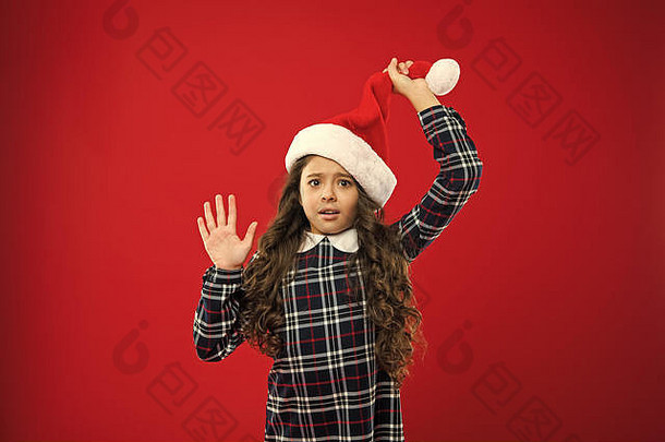新年晚会。圣诞老人小孩。戴着圣诞红帽子的小女孩。圣诞礼物。童年寒假快乐。小女孩很惊讶。圣诞节购物。衷心祝贺。