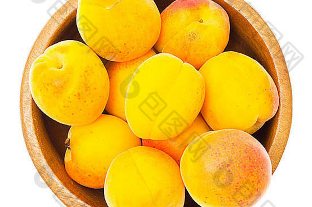 木碗中的成熟杏子，白色背景