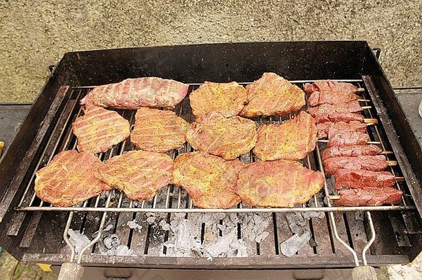 户外烤架上的肉