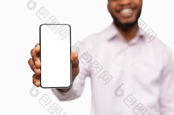 一个无法辨认的非洲男人手里拿着黑屏智能手机