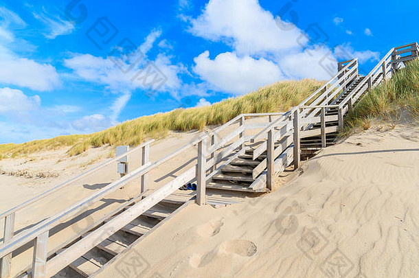 通往德国西尔特岛美丽沙滩的木台阶