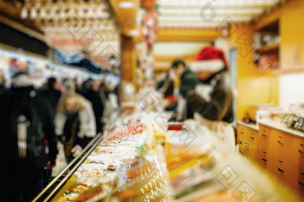 照亮圣诞节公平亭市场摊位加载美味的食物巧克力糕点糖果传统的法国圣诞节食物模糊散景散焦