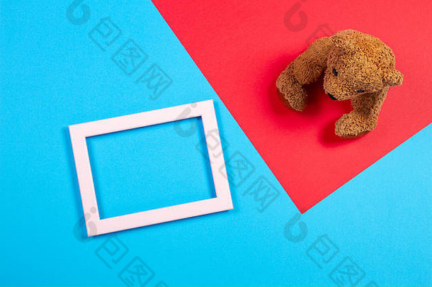 彩色背景上的泰迪熊和白色空框