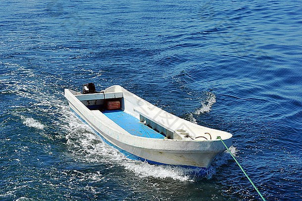 小船拖蓝色的热带海