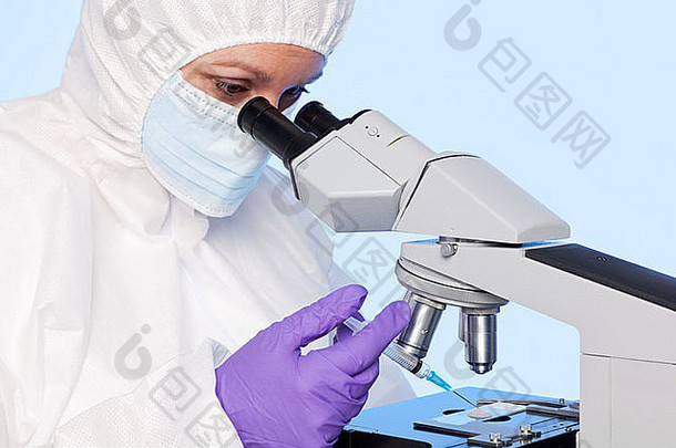 照片embyologist检查精子样本立体声实验室显微镜
