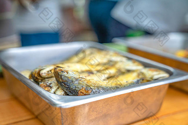 盘中炸鲭鱼，与Nam Prik Kapi即食：虾酱冷酱。