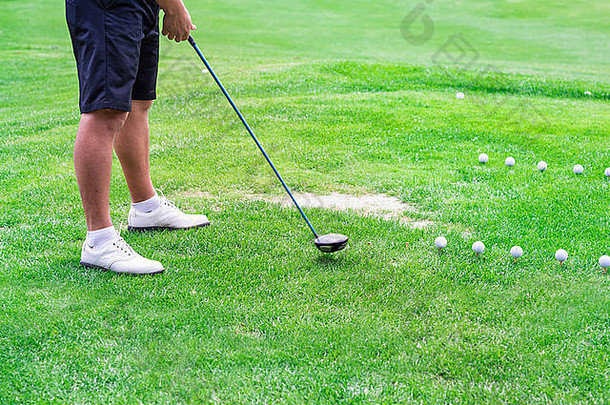 男子高尔夫运动员准备击球的低腰部分
