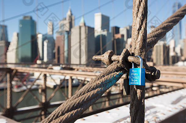 单蓝色的love-lock挂布鲁克林桥纽约城市Manhatten天际线背景