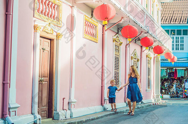 妈妈儿子游客街葡萄牙语风格罗姆语普吉岛小镇被称为唐人街小镇